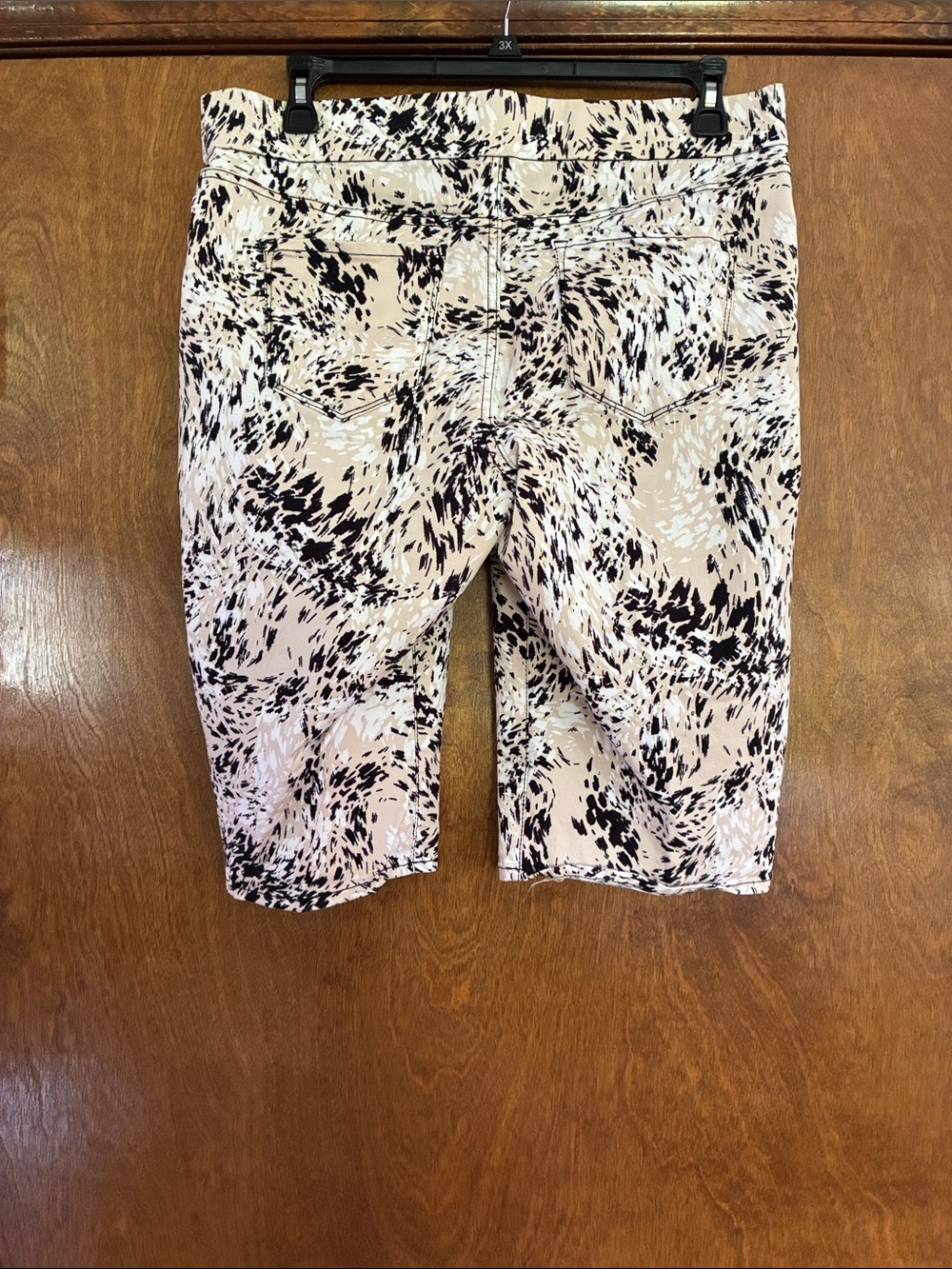 Nine West Beige and Black Abstract Print Bermuda Shorts Size 16 - Picture 3 of 3